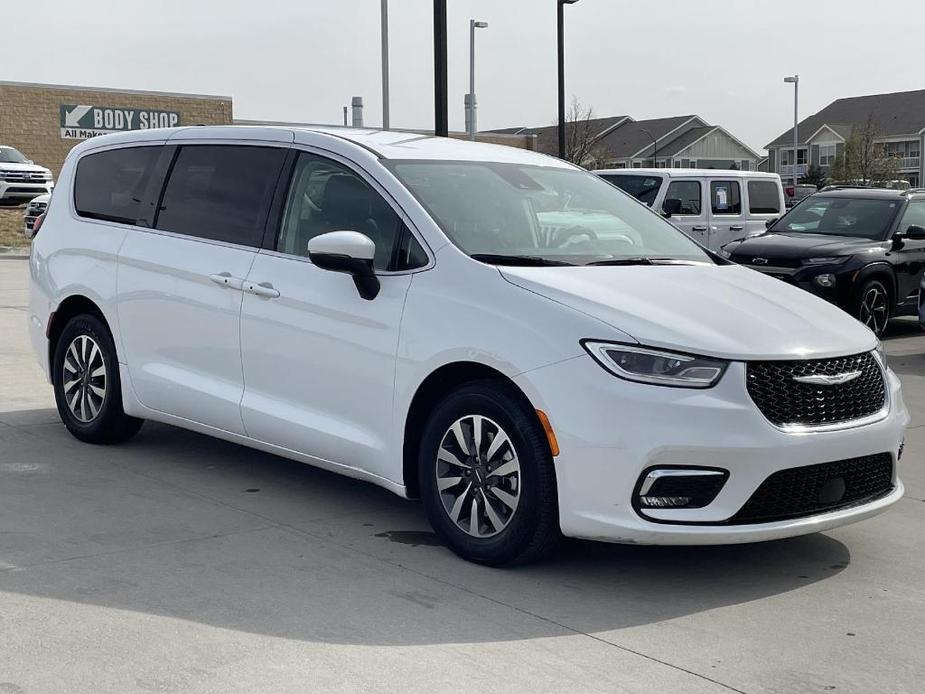 used 2023 Chrysler Pacifica Hybrid car, priced at $31,000