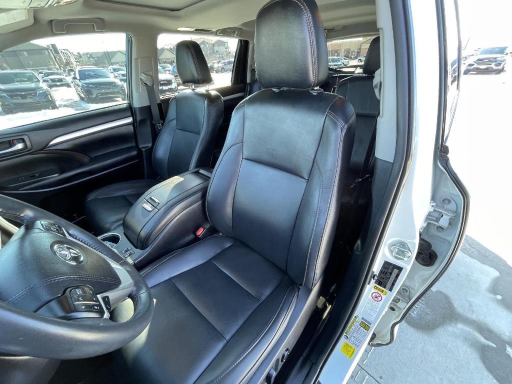 used 2019 Toyota Highlander car, priced at $27,750