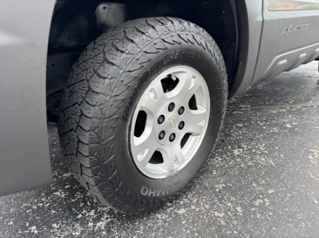 used 2003 Chevrolet Avalanche car, priced at $9,980