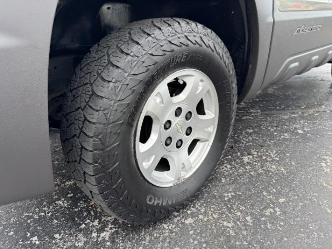 used 2003 Chevrolet Avalanche car, priced at $9,980