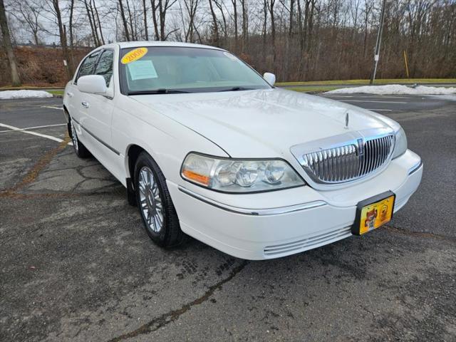 used 2008 Lincoln Town Car car, priced at $7,999