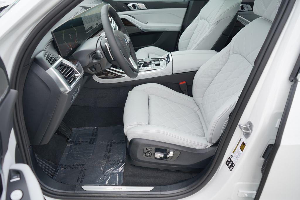 new 2026 BMW X7 car, priced at $93,365