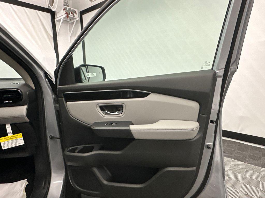 new 2025 Honda Pilot car, priced at $44,931