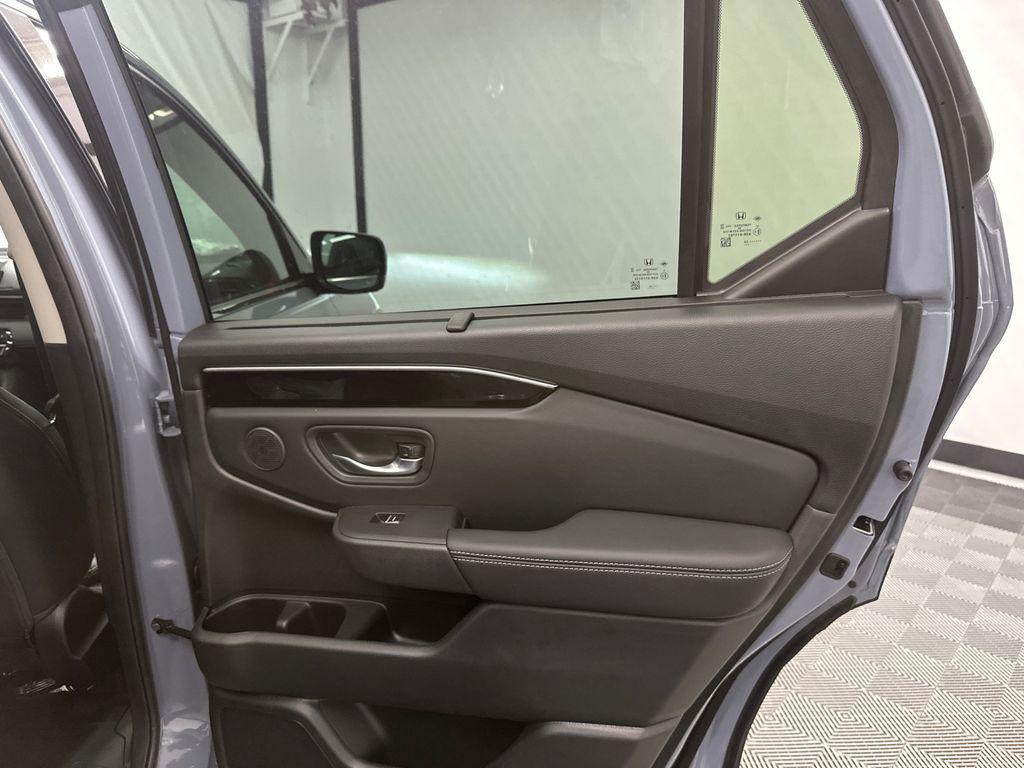 new 2025 Honda Pilot car, priced at $47,981