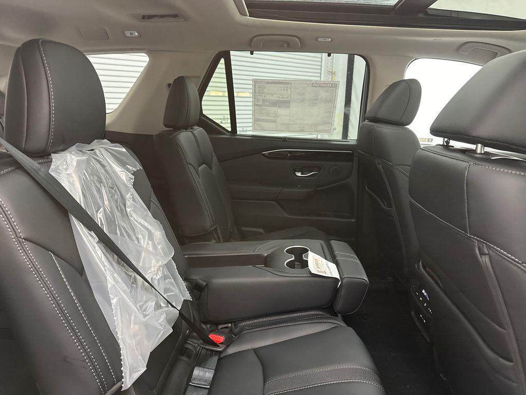 new 2025 Honda Pilot car, priced at $47,981