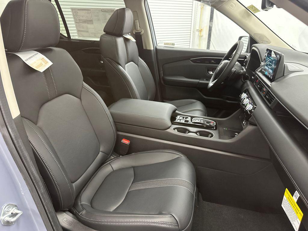 new 2025 Honda Pilot car, priced at $47,981
