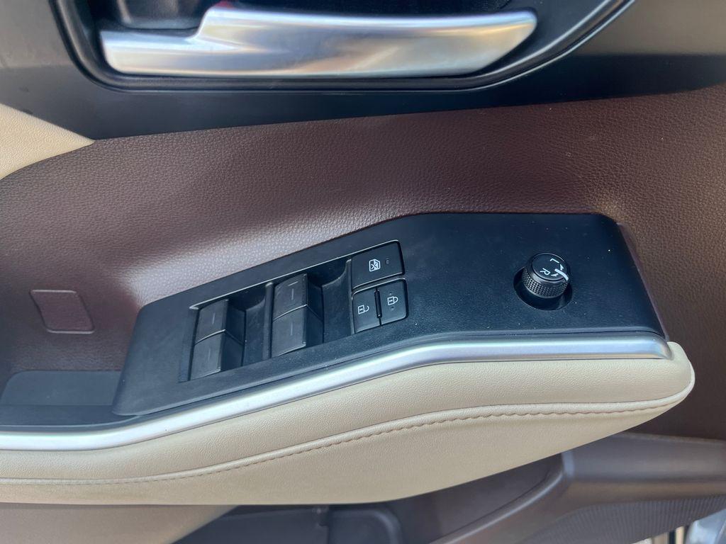 used 2021 Toyota Highlander car, priced at $28,149