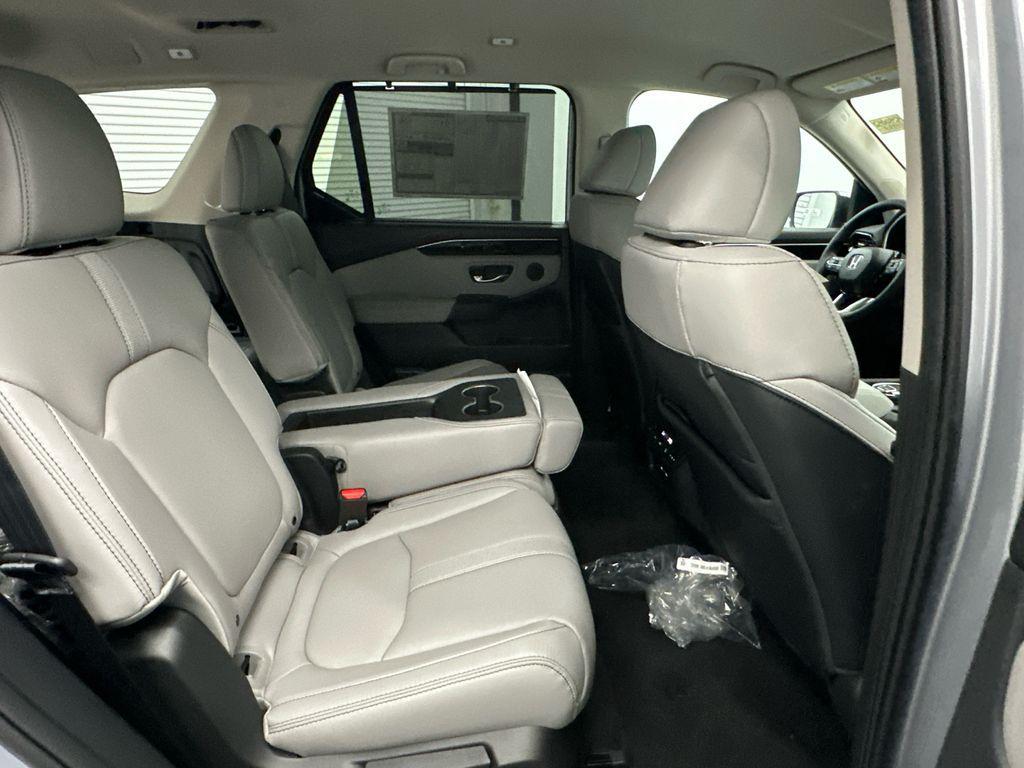 new 2025 Honda Pilot car, priced at $45,594