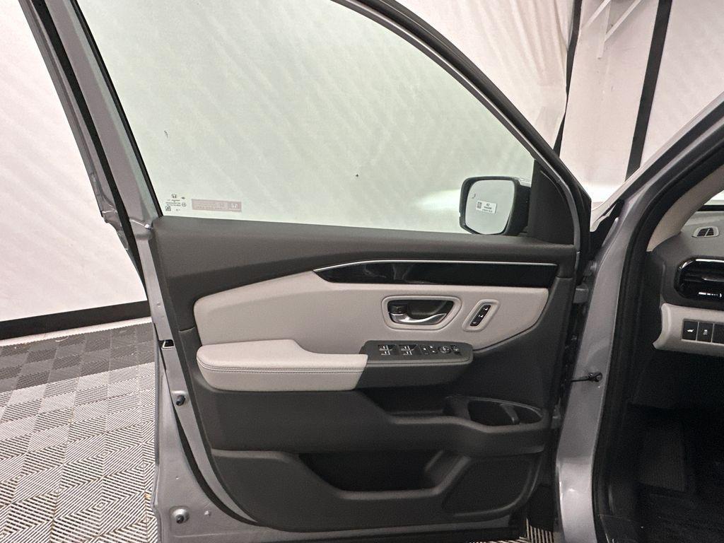 new 2025 Honda Pilot car, priced at $45,594
