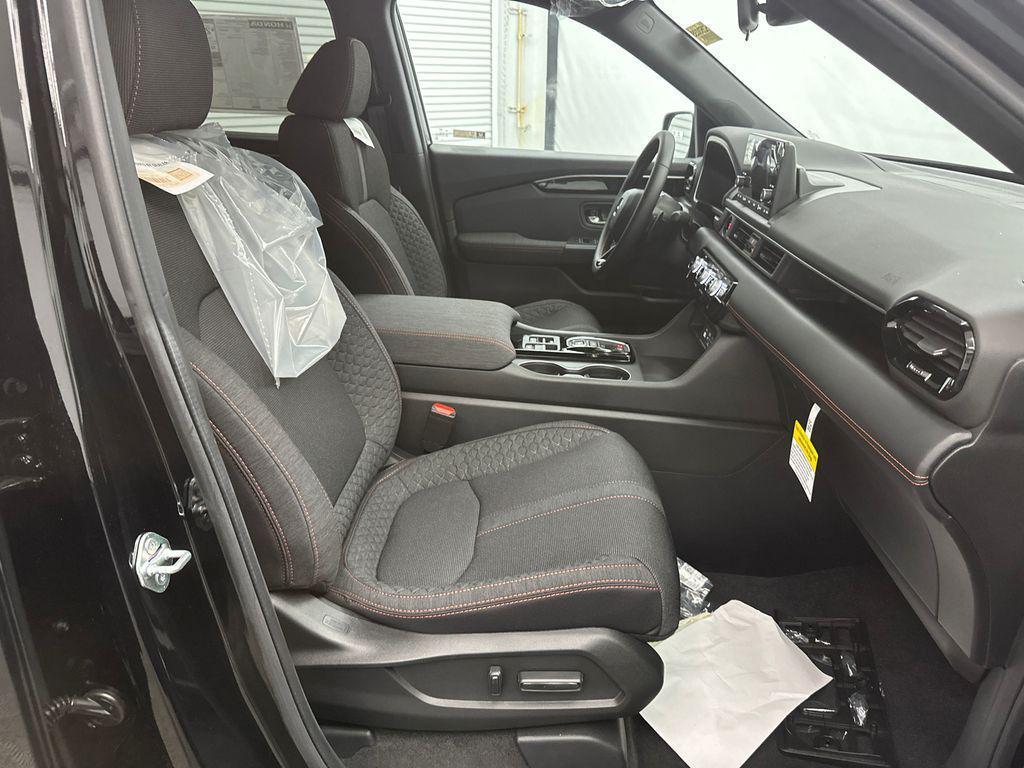 new 2025 Honda Pilot car, priced at $39,922