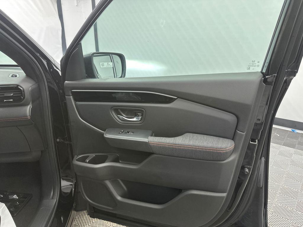 new 2025 Honda Pilot car, priced at $39,922