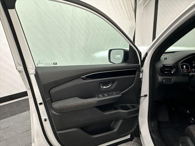 new 2025 Honda Pilot car, priced at $40,303