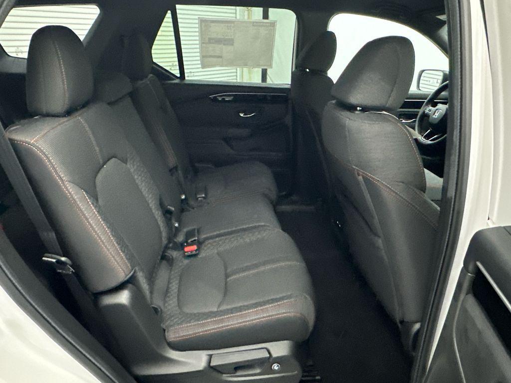 new 2025 Honda Pilot car, priced at $40,303