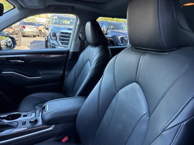 used 2020 Toyota Highlander car, priced at $31,900