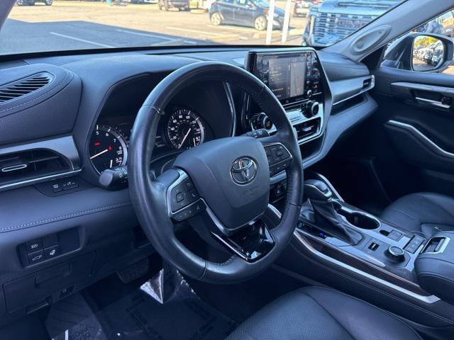 used 2020 Toyota Highlander car, priced at $31,900