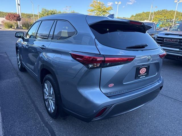 used 2020 Toyota Highlander car, priced at $31,900