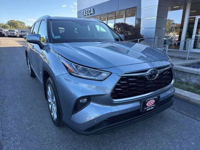 used 2020 Toyota Highlander car, priced at $31,900