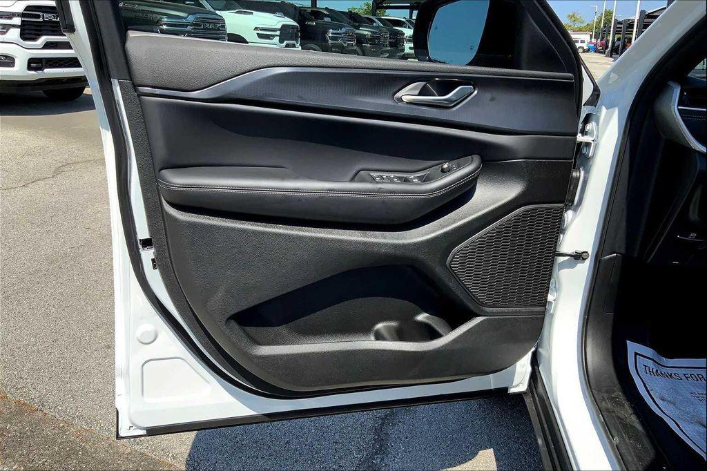 new 2025 Jeep Grand Cherokee L car, priced at $42,906