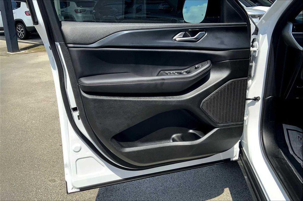 new 2025 Jeep Grand Cherokee car, priced at $44,896
