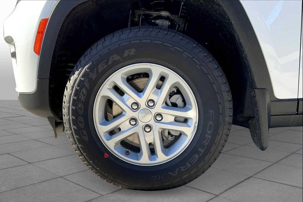 new 2025 Jeep Grand Cherokee car, priced at $37,482