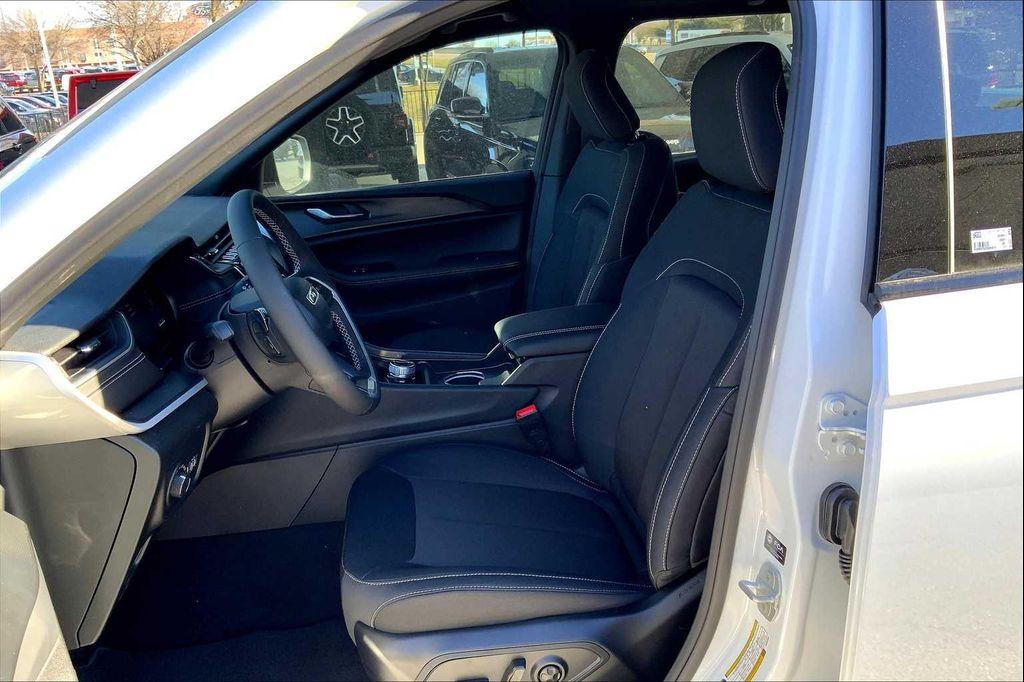 new 2025 Jeep Grand Cherokee car, priced at $37,482