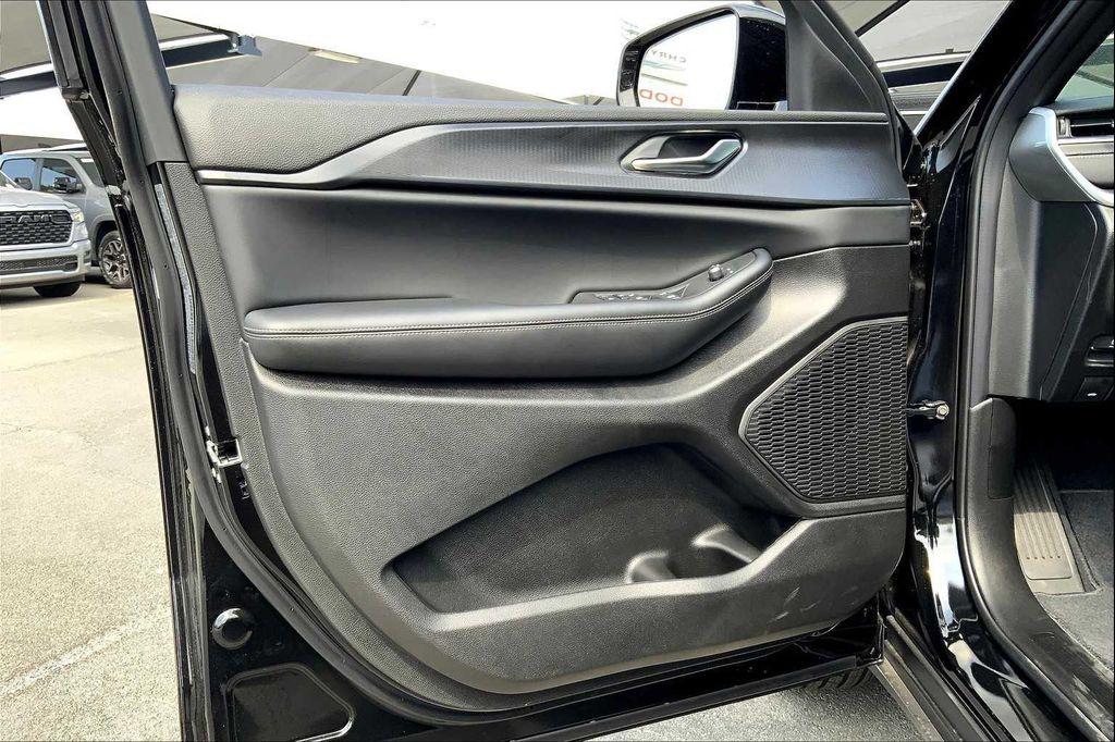 new 2025 Jeep Grand Cherokee L car, priced at $42,992