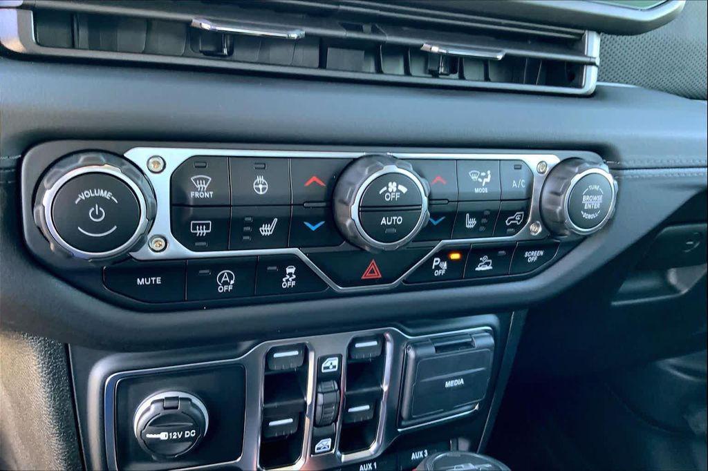 new 2025 Jeep Gladiator car, priced at $61,194