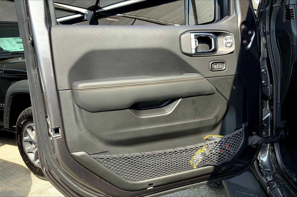 new 2025 Jeep Gladiator car, priced at $46,940