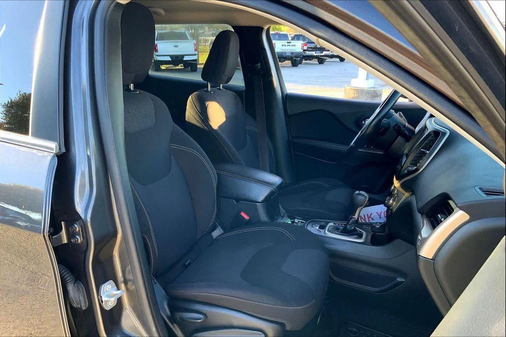 used 2015 Jeep Cherokee car, priced at $12,810