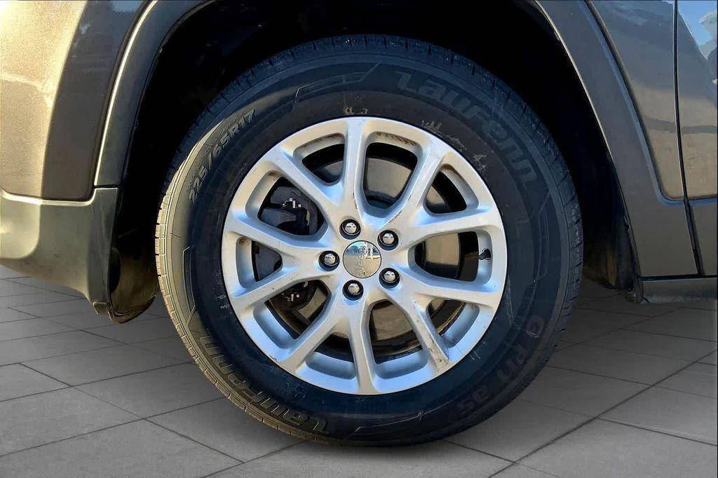 used 2015 Jeep Cherokee car, priced at $12,810