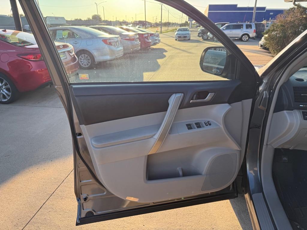 used 2013 Toyota Highlander car, priced at $18,495