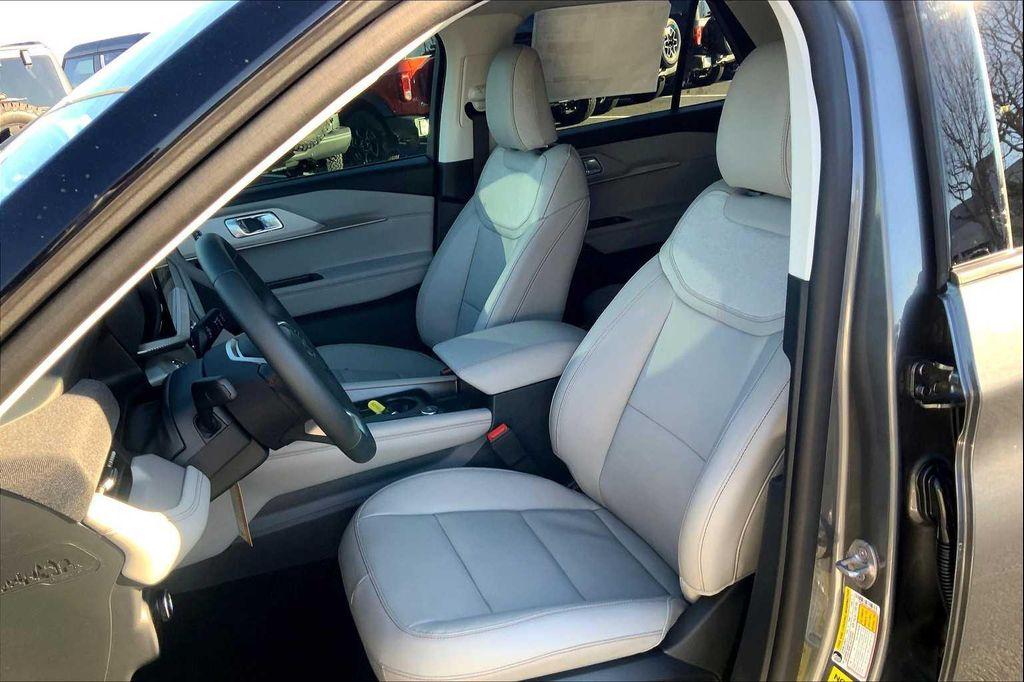 new 2025 Ford Explorer car, priced at $40,465