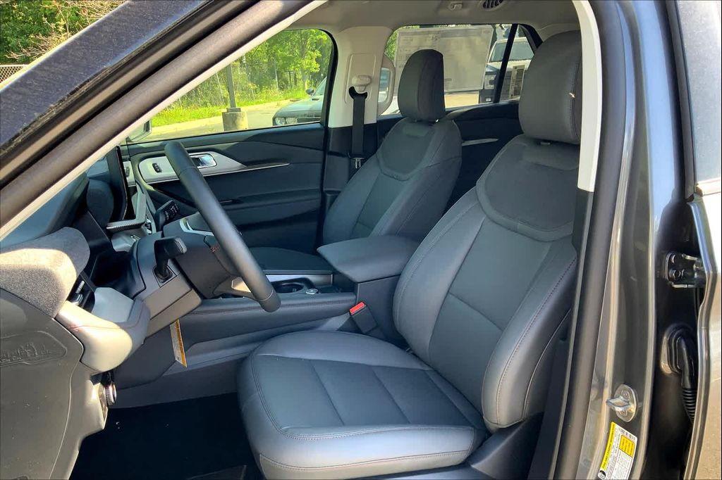 new 2025 Ford Explorer car, priced at $40,465