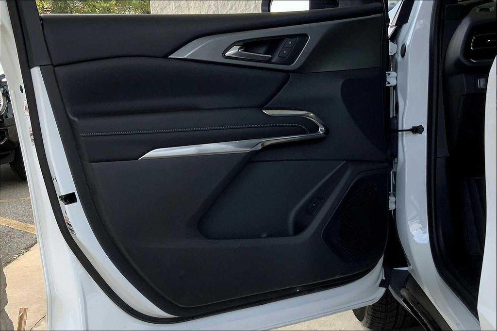 used 2024 Chevrolet Traverse car, priced at $36,113