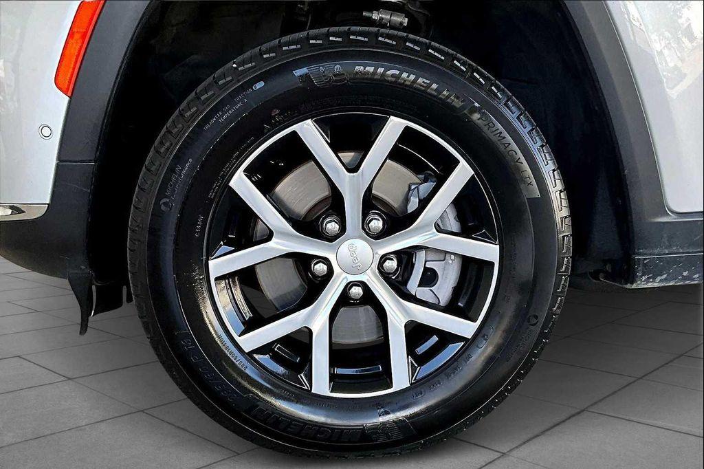used 2024 Jeep Grand Cherokee L car, priced at $33,176