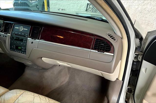 used 2005 Lincoln Town Car car, priced at $5,999
