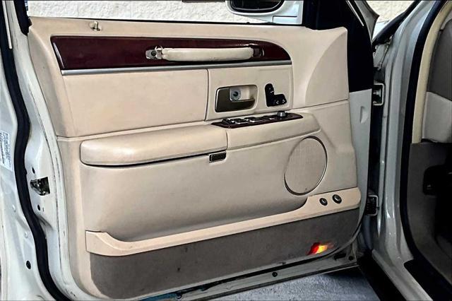 used 2005 Lincoln Town Car car, priced at $5,999