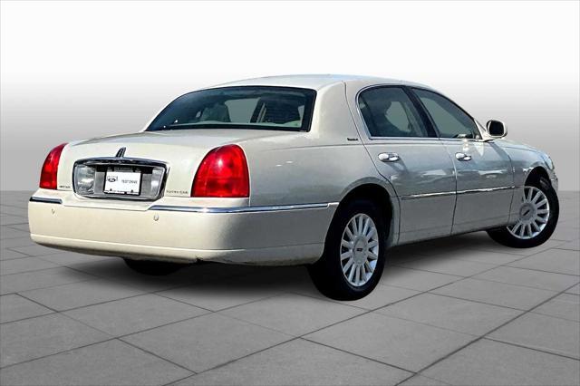 used 2005 Lincoln Town Car car, priced at $5,999