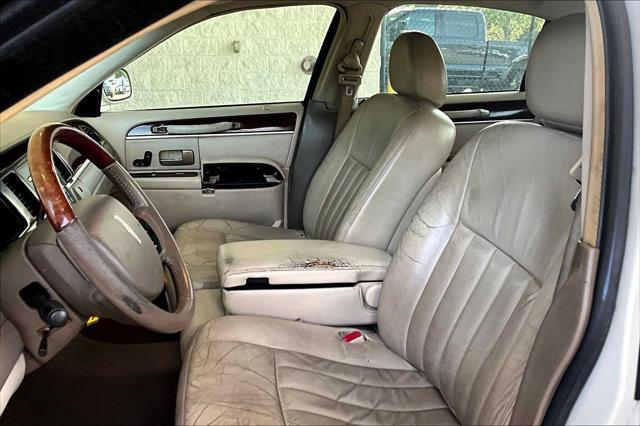 used 2005 Lincoln Town Car car, priced at $5,999