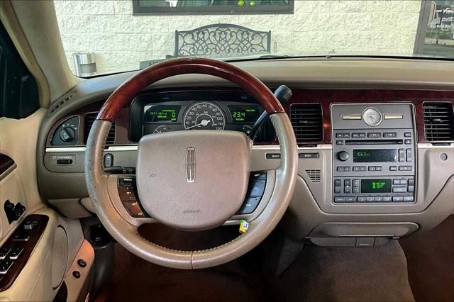used 2005 Lincoln Town Car car, priced at $5,999