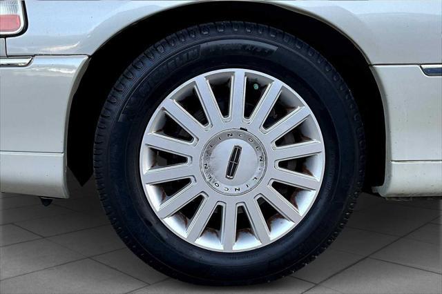 used 2005 Lincoln Town Car car, priced at $5,999