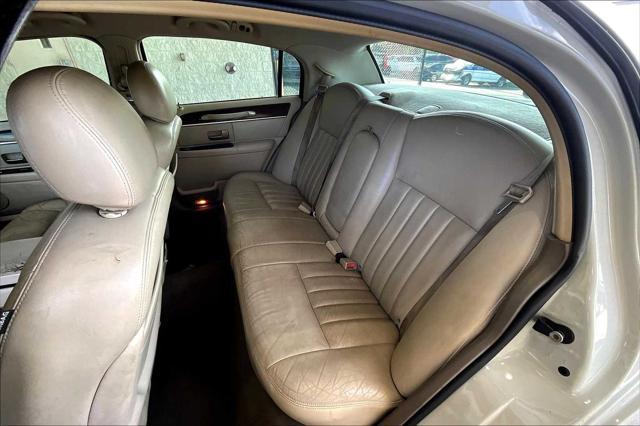 used 2005 Lincoln Town Car car, priced at $5,999