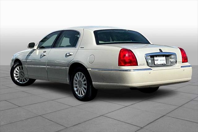 used 2005 Lincoln Town Car car, priced at $5,999