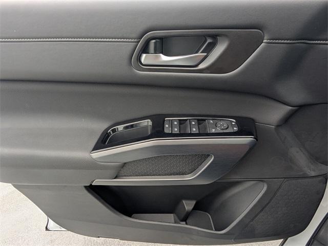 new 2025 Nissan Pathfinder car, priced at $33,990