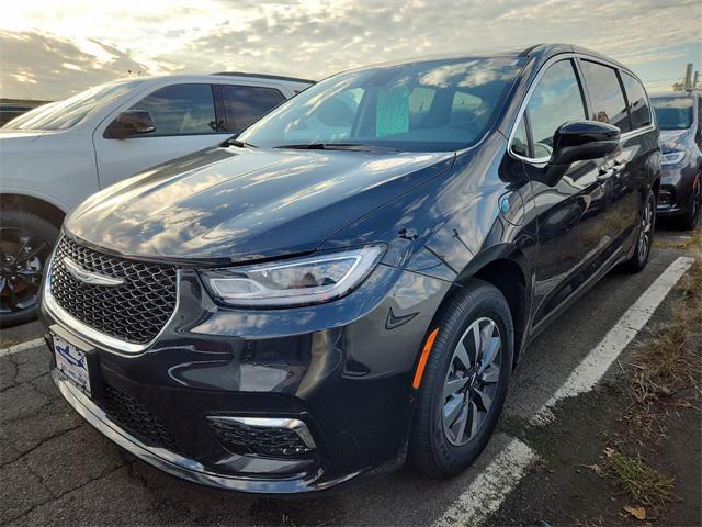 new 2023 Chrysler Pacifica Hybrid car, priced at $52,991