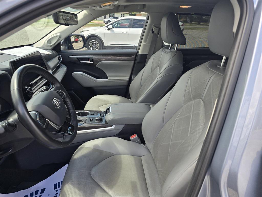 used 2021 Toyota Highlander car, priced at $38,500