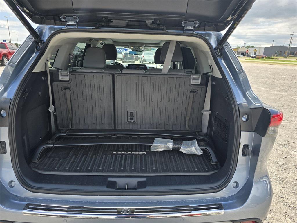 used 2021 Toyota Highlander car, priced at $38,500