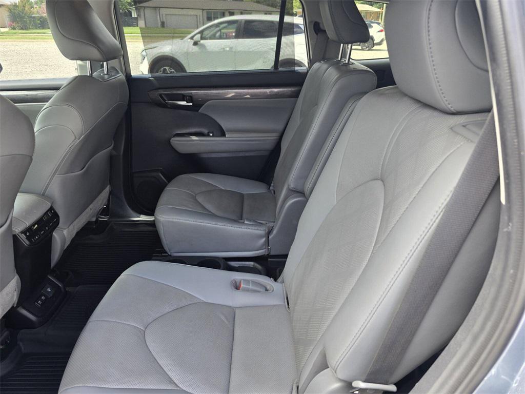 used 2021 Toyota Highlander car, priced at $38,500
