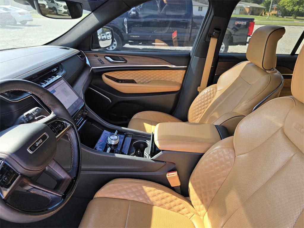 used 2023 Jeep Grand Cherokee car, priced at $39,900
