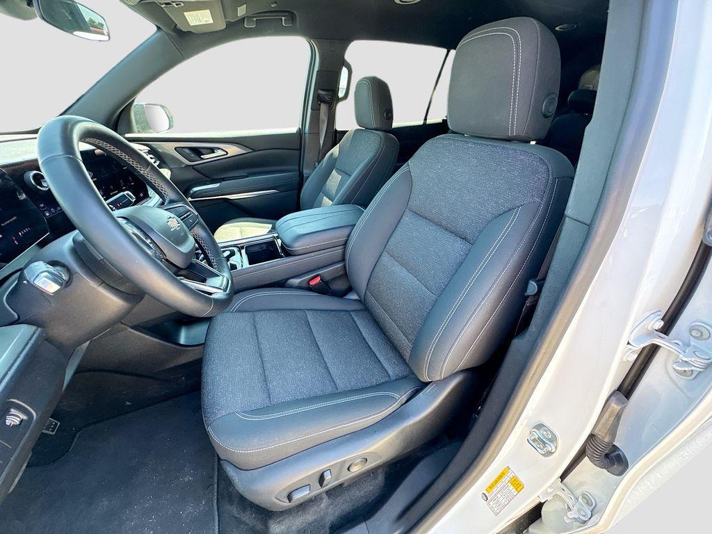 used 2024 Chevrolet Traverse car, priced at $33,998